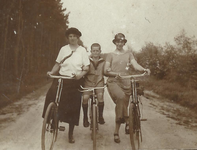 26 - Gerrit samen met 2 dames op de fiets